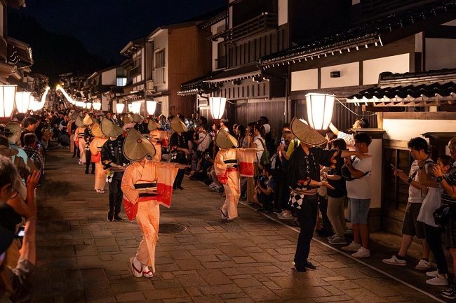 Các vũ công biểu diễn múa truyền thống tại lễ hội Owara Kaze no Bon
