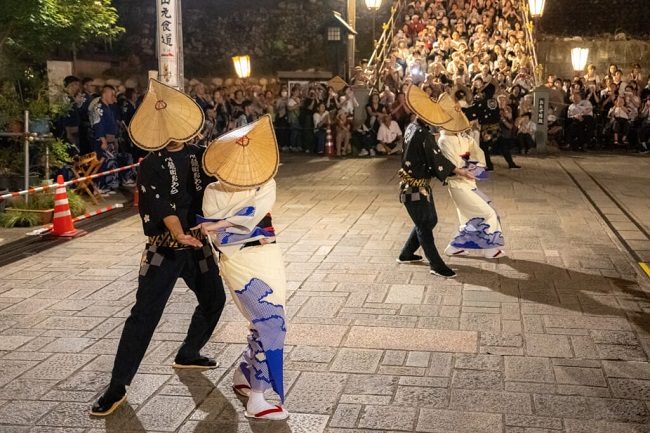 Màn múa đôi tại lễ hội Owara Kaze no Bon