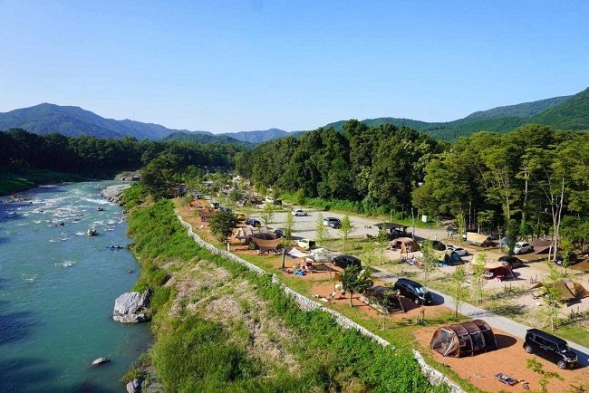 Nagatoro Auto Camp-jo nằm yên bình bên sông