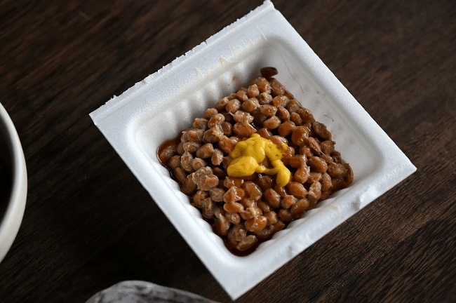 Natto được ăn cùng nước tương và mù tạt vàng