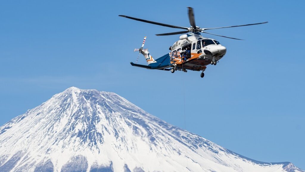 Yamanashi thu phí cứu hộ bằng trực thăng trên núi Phú Sĩ