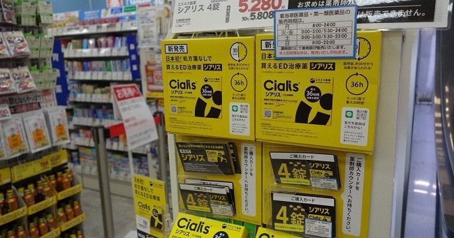 Thuốc Cialis về rối loạn cương dương được bày bán tại một hiệu thuốc Welcia